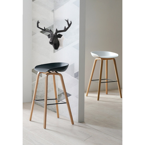 Lot de 4 tabourets scandinaves noirs et pieds en bois naturel - Hauteur 66 cm