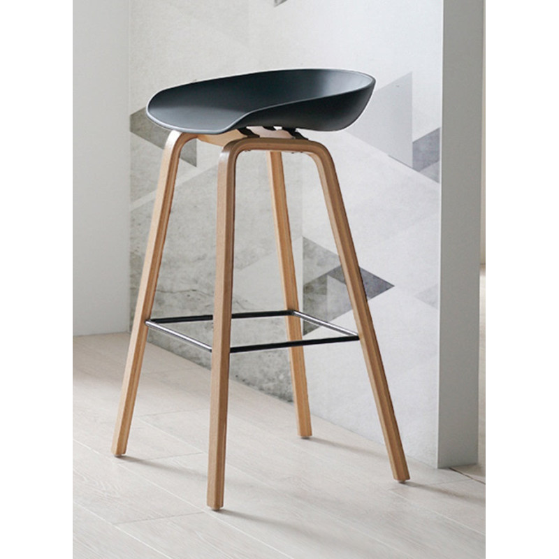 Lot de 4 tabourets scandinaves noirs et pieds en bois naturel - Hauteur 76 cm