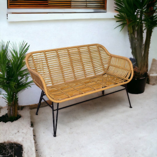 Banc style nature aspect rotin en résine tressée et pieds en métal noir
