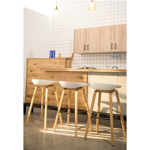 Tabouret scandinave blanc en résine et pieds en bois naturel - Hauteur 76 cm