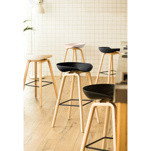 Tabouret scandinave noir en résine et pieds en bois naturel - Hauteur 76 cm
