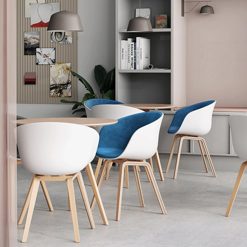 Lot de 4 chaises scandinaves très confortables avec coque en résine blanche 