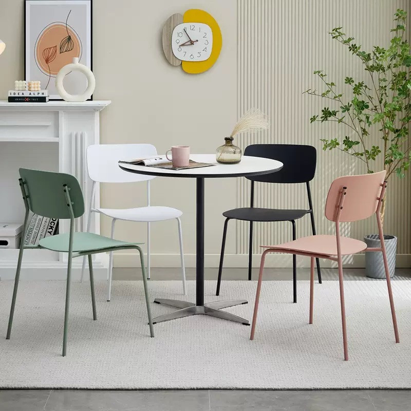 Lot de 4 chaises roses poudrées design minimaliste en métal et résine