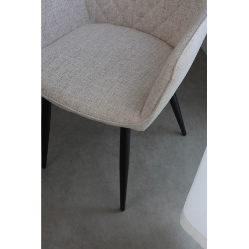 Chaise contemporaine en tissu beige avec dossier matelassé et pieds en métal noir – Confort et design moderne