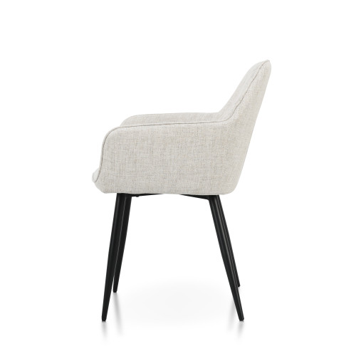 Chaise contemporaine en tissu beige avec dossier matelassé et pieds en métal noir – Confort et design moderne
