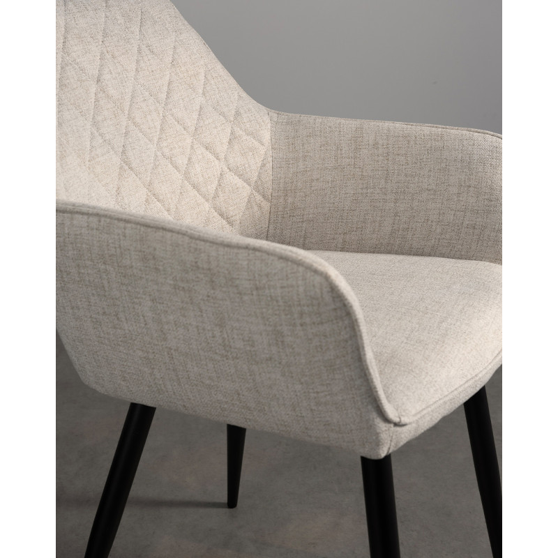 Chaise contemporaine en tissu beige avec dossier matelassé et pieds en métal noir – Confort et design moderne