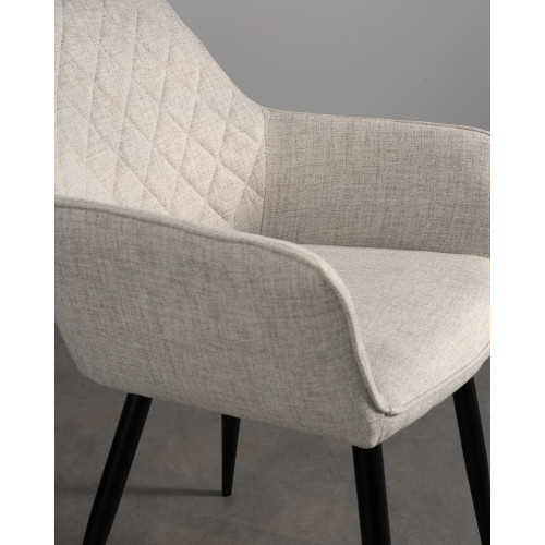Chaise contemporaine en tissu beige avec dossier matelassé et pieds en métal noir – Confort et design moderne