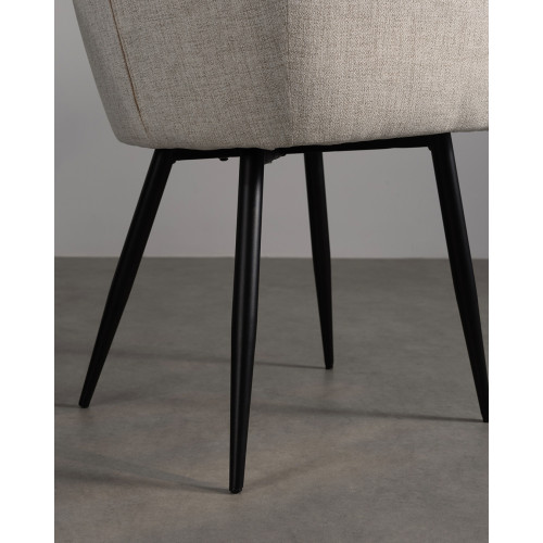 Chaise contemporaine en tissu beige avec dossier matelassé et pieds en métal noir – Confort et design moderne