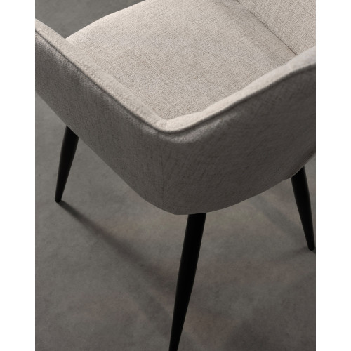 Chaise contemporaine en tissu beige avec dossier matelassé et pieds en métal noir – Confort et design moderne