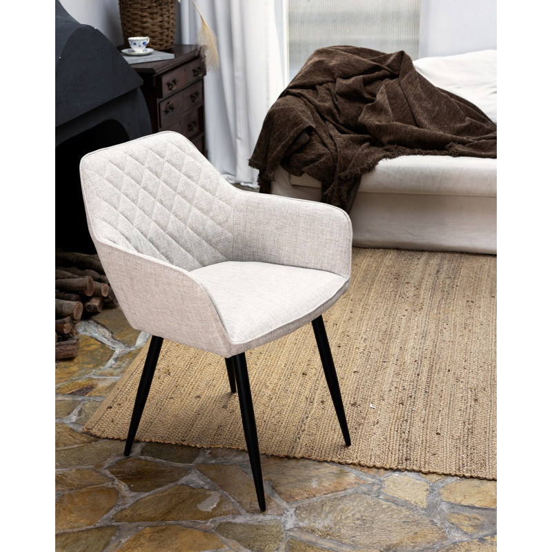 Chaise contemporaine en tissu beige avec dossier matelassé et pieds en métal noir – Confort et design moderne