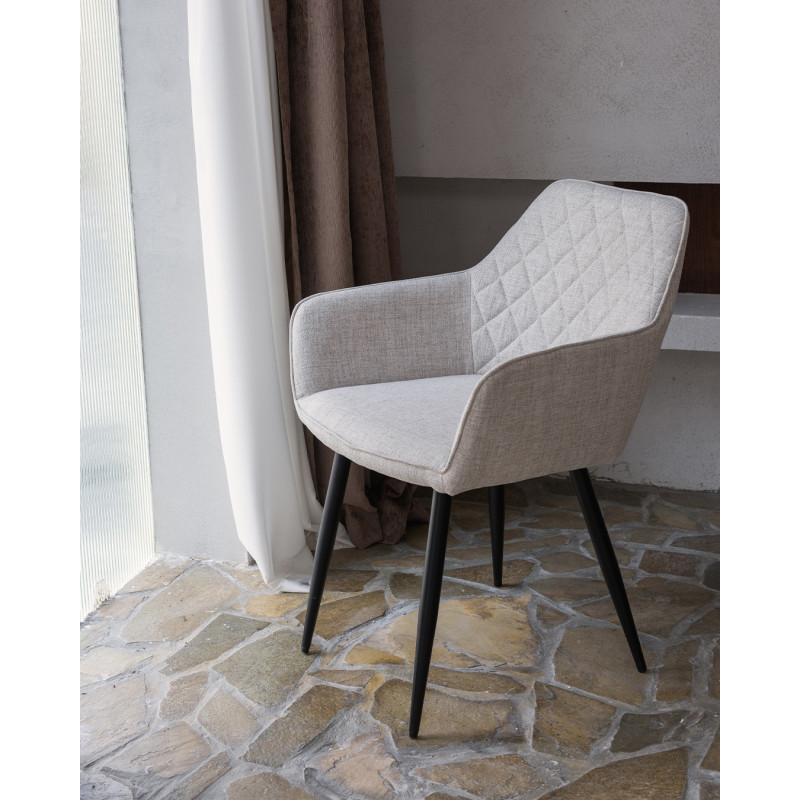 Chaise contemporaine en tissu beige avec dossier matelassé et pieds en métal noir – Confort et design moderne
