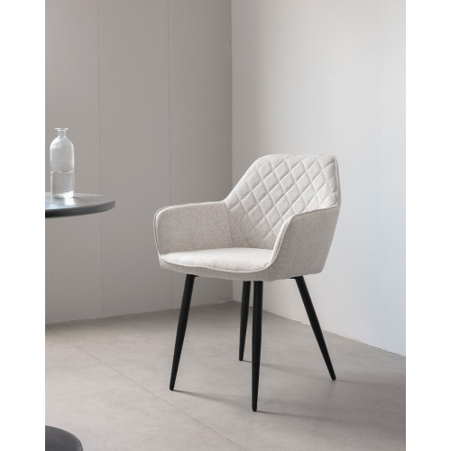 Chaise contemporaine en tissu beige avec dossier matelassé et pieds en métal noir – Confort et design moderne