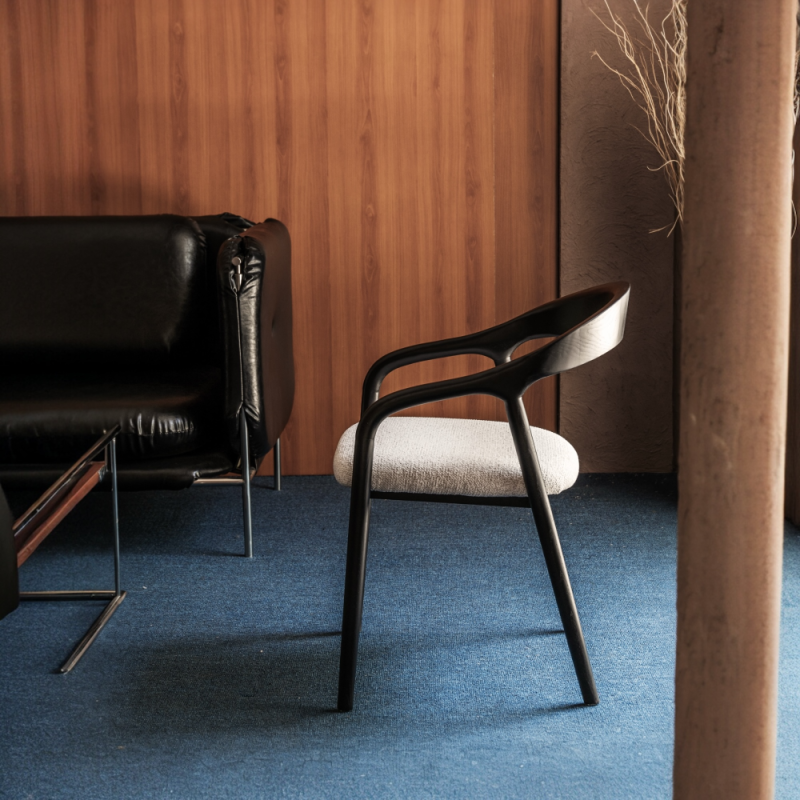 Chaise style scandinave en bois noir avec assise en tissu beige clair chiné – Élégance et confort