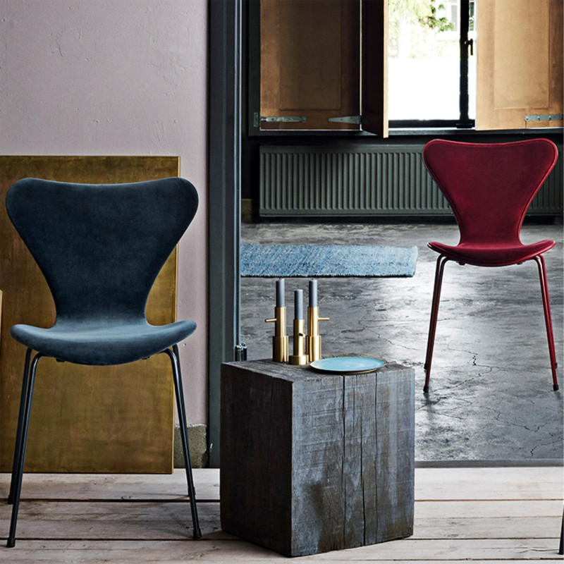 Chaise bleue rembourrée aspect velours au design contemporain et pieds en métal