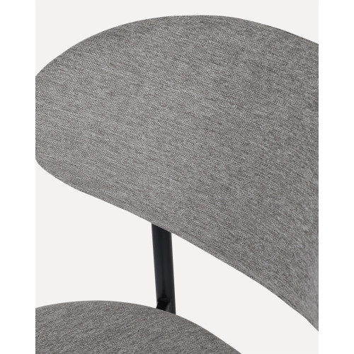 Chaise design avec pieds en métal noir et assise rembourrée en tissu gris