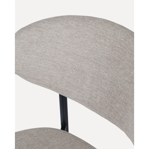 Chaise design avec pieds en métal noir et assise rembourrée en tissu brun café