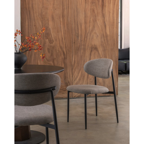 Chaise design avec pieds en métal noir et assise rembourrée en tissu brun café