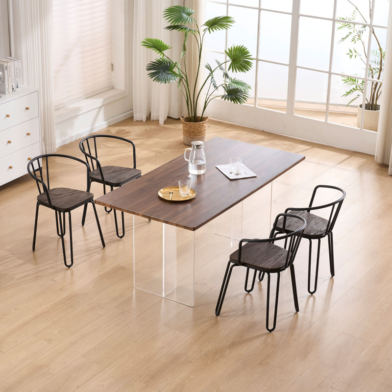 Chaise en métal noir mat, bois foncé – pieds épingle et dossier ajouré
