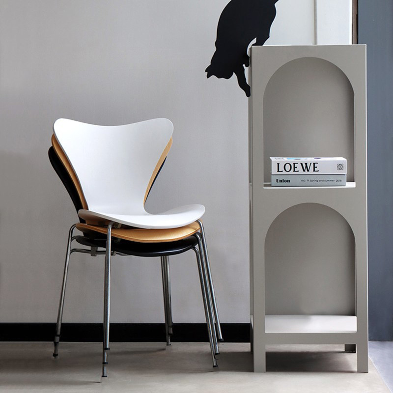 Chaise scandinave blanche et pieds en métal chromés