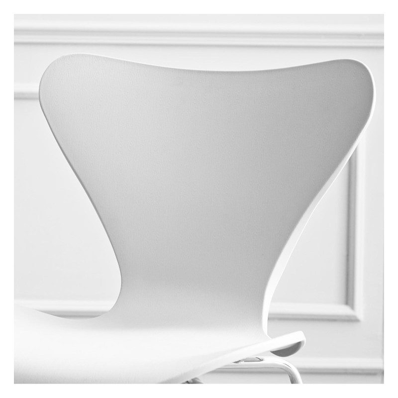 Chaise scandinave blanche et pieds en métal chromés