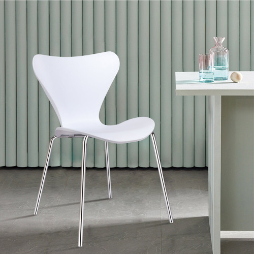Chaise scandinave blanche et pieds en métal chromés