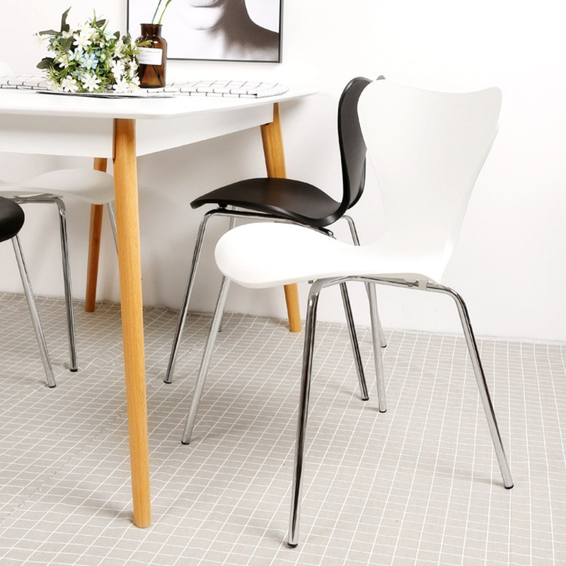Chaise scandinave blanche et pieds en métal chromés