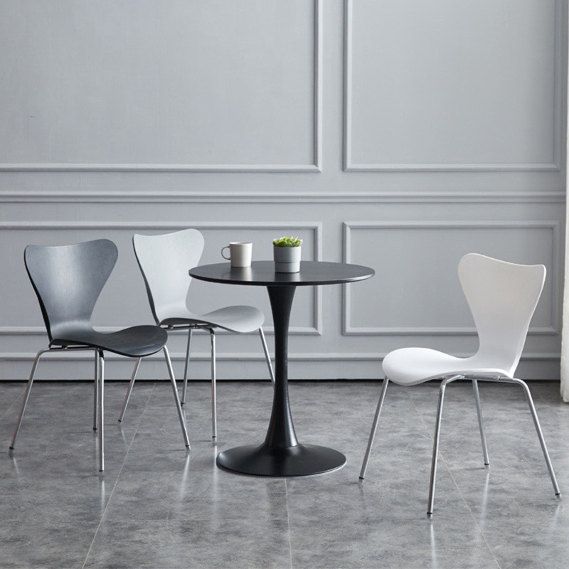 Chaise scandinave blanche et pieds en métal chromés