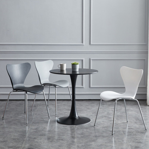 Chaise scandinave blanche et pieds en métal chromés