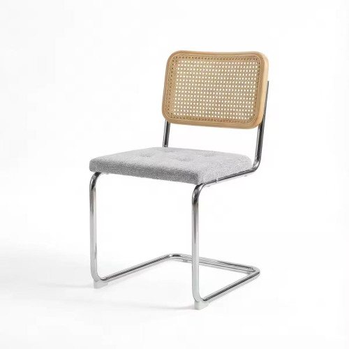 Ambiance salle à manger villa moderne – chaises cannage et table design haut de gamme