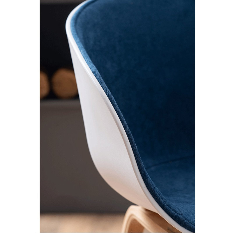Chaise scandinave confortable - Coque en résine blanche revêtue d'un tissu moelleux bleu et des pieds bois