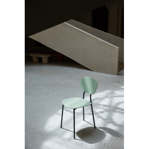 Chaise style contemporain verte et pieds en métal noir - modèle LEA