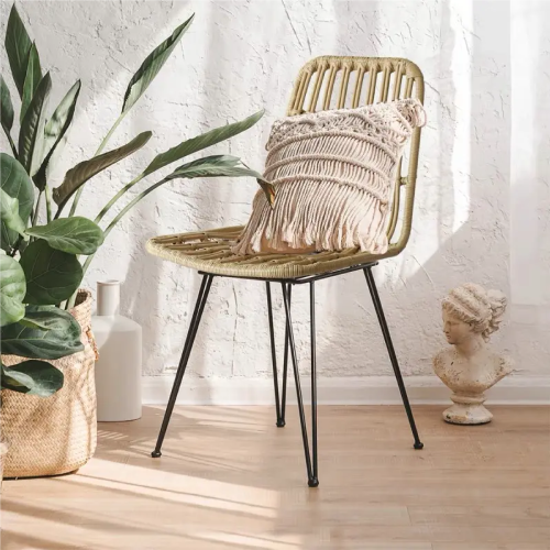 Chaise style nature aspect rotin en résine tressée et pieds en métal noir