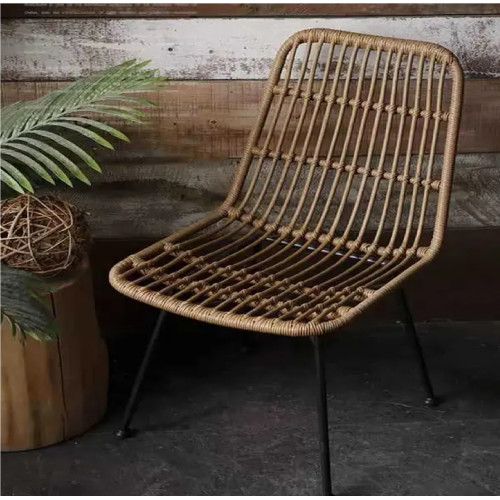 Chaise style nature aspect rotin en résine tressée et pieds en métal noir