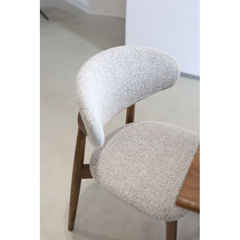 Chaises Skandi en bois massif aspect noyer et assise en tissu chiné