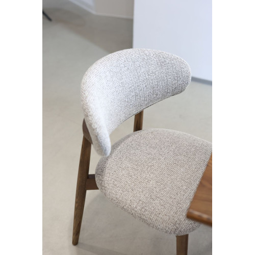 Chaises Skandi en bois massif aspect noyer et assise en tissu chiné