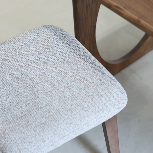 Chaise LINA en bois aspect noyer et tissu chiné rembourré | KOSMI