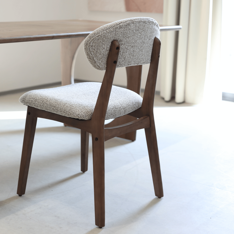 Chaise LINA en bois aspect noyer et tissu chiné rembourré | KOSMI