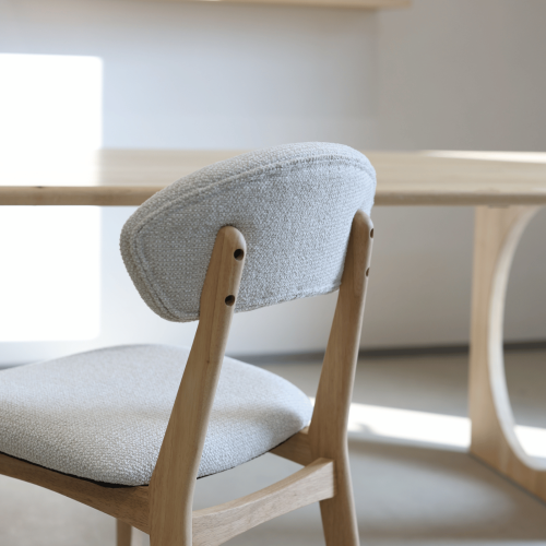 Chaise LINA en bois naturel d'hévéa et tissu chiné rembourré | KOSMI