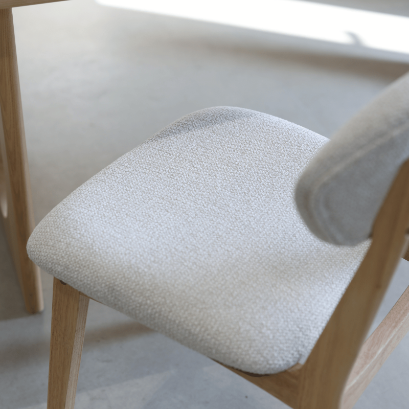 Chaise LINA en bois naturel d'hévéa et tissu chiné rembourré | KOSMI