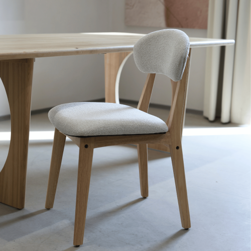 Chaise LINA en bois naturel d'hévéa et tissu chiné rembourré | KOSMI