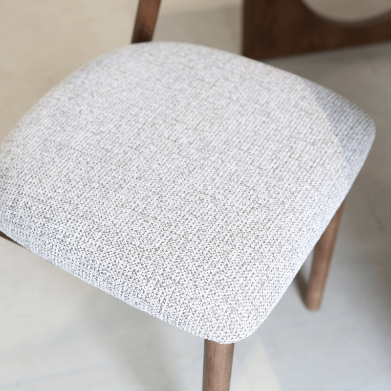 Chaise Elena en Bois d'hévéa et Tissu chiné rembourré brun | KOSMI