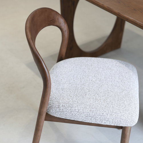 Chaise Elena en Bois d'hévéa et Tissu chiné rembourré brun | KOSMI
