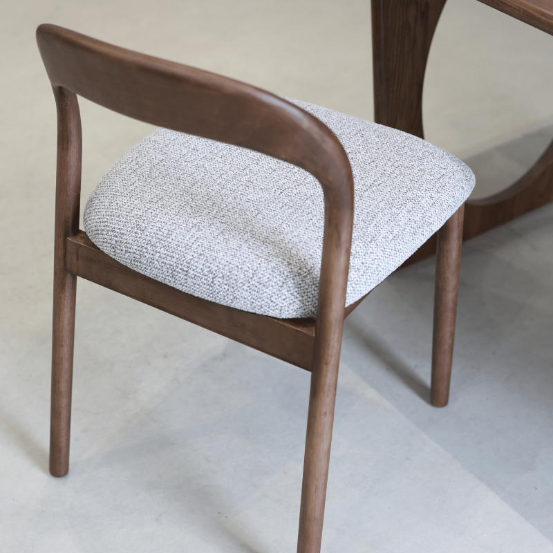 Chaise Elena en Bois d'hévéa et Tissu chiné rembourré brun | KOSMI