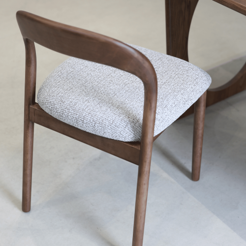 Chaise Elena en Bois d'hévéa et Tissu chiné rembourré brun | KOSMI