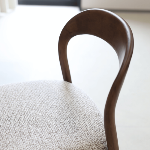 Chaise Elena en Bois d'hévéa et Tissu chiné rembourré brun | KOSMI