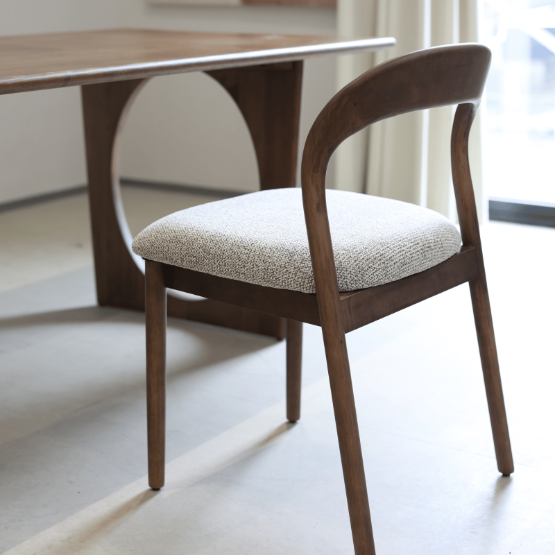 Chaise Elena en Bois d'hévéa et Tissu chiné rembourré brun | KOSMI