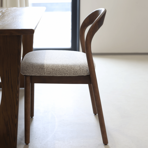 Chaise Elena en Bois d'hévéa et Tissu chiné rembourré brun | KOSMI