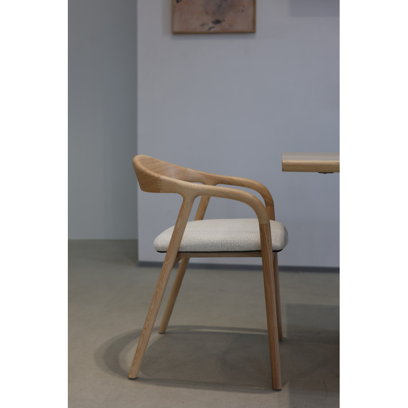 KOSMI - Chaise Salle à Manger Bois de Frêne et Tissu avec Accoudoirs