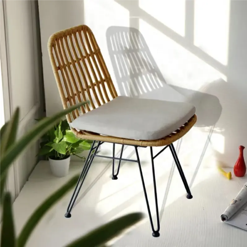 Lot de 2 chaises style nature aspect rotin en résine tressée et pieds en métal noir