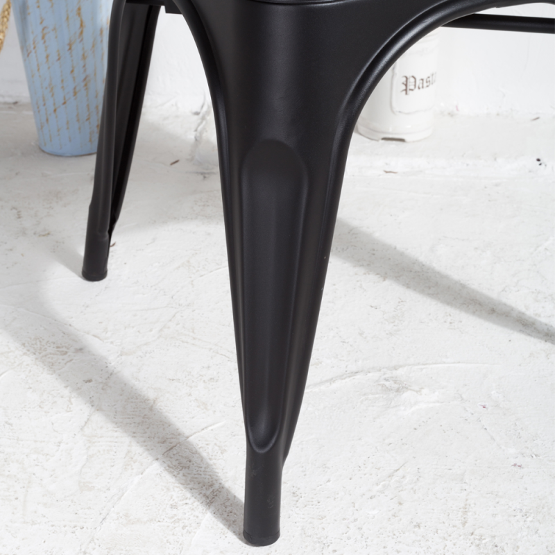 Lot de 4 chaises en métal noir mat style industriel avec assise en bois foncé - Avec accoudoirs